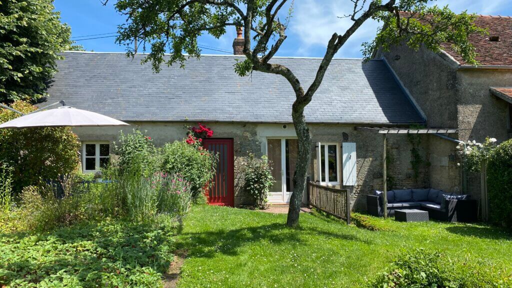 Zon- en schaduwhoekjes in de tuin bij Le Petit Amant