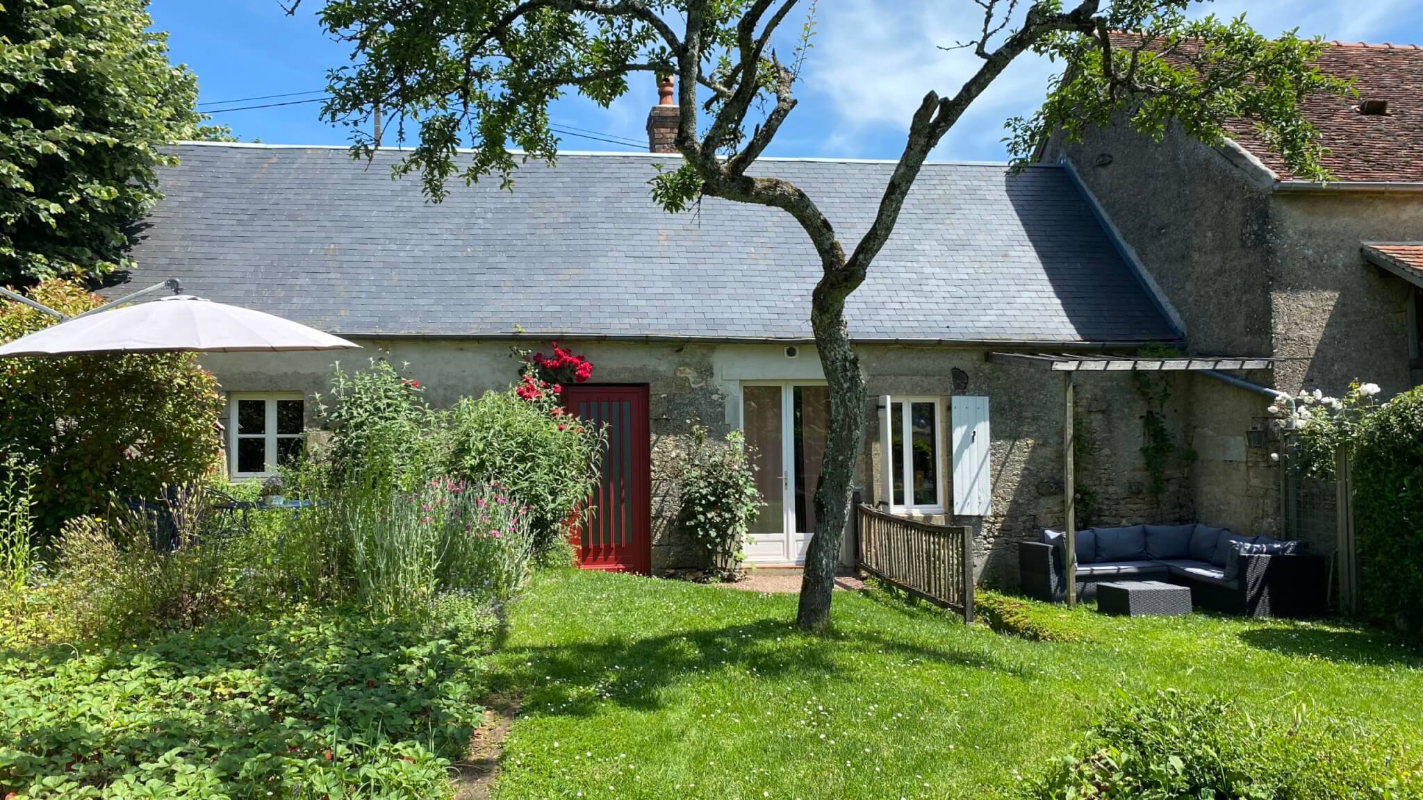 Zon- en schaduwhoekjes in de tuin bij Le Petit Amant